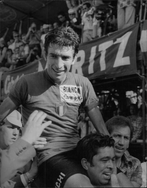 Barcellona 1973, altra esultanza del Campione del Mondo Gimondi, portato in trionfo (Ap)